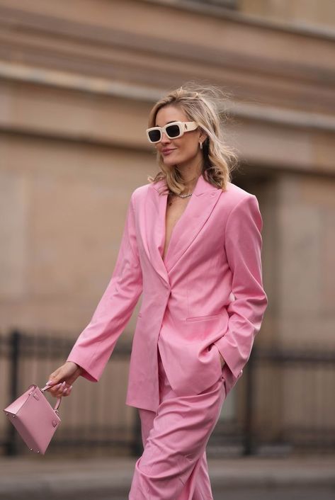 Look pretty in pink this spring. This pink suit from AGGI is perfect for both work and drinks. Spring outfits. Pink blazer. Colourful outfit. Pink outfit. Mandy Bork. Casual Brunch Outfits, Pink Blazer Outfit, Barbiecore Outfit, Light Pink Blazer, Casual Brunch Outfit, Light Pink Blazers, Black Silk Dress, Purple Outfits, Pink Suit