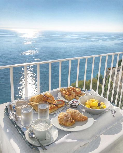 Morning In Italy, Breakfast On The Beach, Taormina Sicily, Summer Breakfast, Brunch Table, Dried Vegetables, Healthy Menu, Fruit Breakfast, Small Hotel