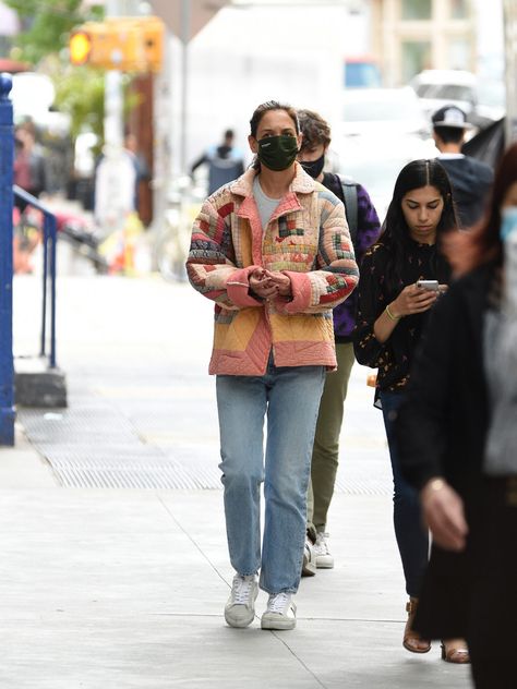 Patchwork Jacket Outfit, Quilted Jacket Street Style, Katie Holmes Outfits, Quilted Jacket Outfit, Coastal Grandmother Aesthetic, Katie Holmes Style, Grandmother Aesthetic, Flamboyant Natural, Outerwear Trends