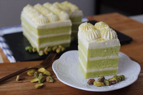 Pistachio Chiffon Cake, Pistachio Roll Cake, Pistachio Sponge Cake, Hokkaido Cupcake, Sponge Cake Decoration, Jar Cakes, Sponge Cake Roll, Pandan Cake, Pistachio Dessert