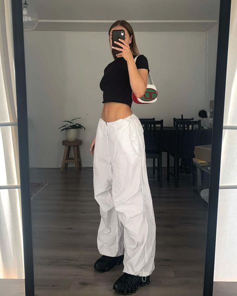 Basic Tshirt Outfit, Parachute Pants Outfit, 2023 Clothes, Casual Tshirt Outfit, Uni Fits, Choices Quotes, Outfit Check, Photo Pose Style, Outfits Verano