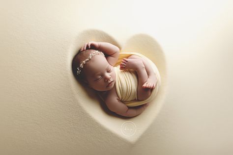 Heart Shaped Bowl Newborn Photography, Newborn In Heart Bowl, Newborn Heart Bowl, Newborn Photography Heart Bowl, Newborn Photos With Parents, Diy Newborn Photography Props, Newborn Parents, Newborn Studio Photography, Parents Photo