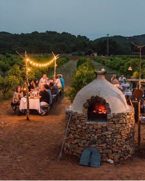 Bread Oven Outdoor, Pizza Farm, Outside Dining Area, Clay Pizza Oven, Backyard Deck Ideas, Farm Dinner, Creative Backyard, Outside Dining, Outdoor Restaurant Design