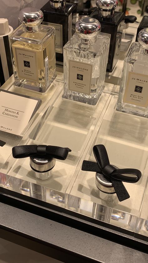 Jo Malone Perfume Aesthetic, Jo Malone Aesthetic, Black Woman Luxury Aesthetic, Diy Weekly Planner, Koleksi Parfum, Jo Malone Perfume, Perfume Photography, Beautiful Eye Makeup, Perfume Lover