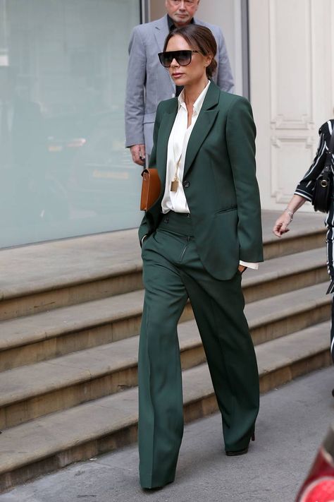 Look androgino e colori caldi per un dress code formale. Disegna il tuo stile Daniela Salinas Consulente di immagine www.danielasalinas.com Elegantes Business Outfit, Victoria Beckham Outfits, Victoria Beckham Style, Green Suit, Power Suit, Mode Chic, How To Hem Pants, Outfit Trends, Modieuze Outfits