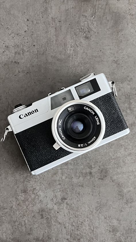 Canon Canonet QL 28 (40mm F2.8 Lens) Made in Taiwan between 1971-1976 In good cosmetic/exterior condition (some user marks) Please note that we have multiple units of this camera. While you may not get one with the same serial number, we will ensure that you receive a unit with the same condition. Great classic vintage camera design with matt chrome metal finishing and beautiful black leather. This is one of the most popular series of cameras that Canon made in the film era - Canon Canonet. Cano Cannon G7x Camera Aesthetic, Fuji Camera Aesthetic, Canon Aesthetic, Nice Camera, Professional Cameras, Analog Camera, Camera Design, Camera Aesthetic, Camera Vintage