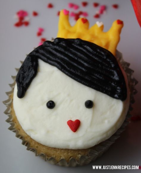 queen of hearts crown by justjenn, via Flickr Queen Of Hearts Cupcakes, Queen Of Hearts Cake Birthday, Queen Of Hearts Cocktail, Queen Of Hearts Tarts, Queen Of Hearts Crown Cricut, Queen Of Hearts Crown, Sugar Bread, Heart Cupcakes, Heart Crown