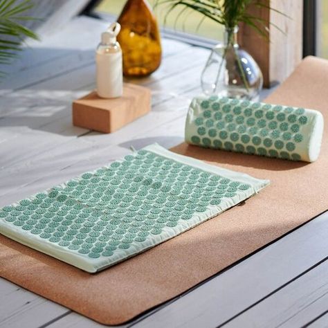 How to Use Acupressure Mats for Quick Relaxation Breaks - Fast techniques for achieving relaxation in your busy day. 👆 Click the link Acupuncture Mat, Acupressure Mat, Healthy Gift, Pressure Canning, Pressure Points, Traditional Chinese Medicine, Mat Exercises, Acupressure, Chinese Medicine