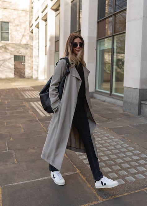 Emma Hill wears taupe trench coat, black straight leg jeans, Veja Campo trainers, black croissant slouchy hobo bag. Chic Spring outfit Duster Coat Outfit, Veja Sneakers Outfit, Casual Trench Coat Outfit, Grey Coat Outfit, Outfit Ideas Stylish, Trainers Outfit, Trench Coat Outfit, Chic Blazer, Trench Coat Style