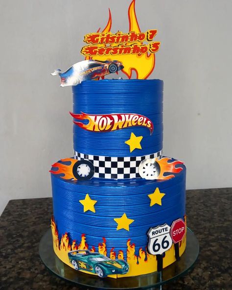 Bolo Hot Wheels: 80 fotos para se inspirar e 4 tutoriais para fazer em casa Bolo Tema Hot Wheels, Bolo Hot Wheels Chantilly, Bolo Da Hot Wheels, Bolo Hot Wheels, Hot Wheels Cake, Festa Hot Wheels, Hot Wheels Birthday, Hot Wheels Party, Hot Weels