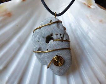 Hag Stone Necklace, Ward Off Evil Spirits, Wire Jewelery, Hag Stones, Stones Diy, Celtic Style, Rock Jewelry, Shell Jewelry, Evil Spirits