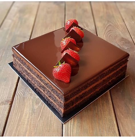 Blueberries Cake, Opera Cake, Patisserie Fine, Chocolate Cake Designs, Chocolate Strawberry Cake, Strawberries Blueberries, Chocolate Cake Decoration, Beautiful Desserts, Strawberry Cakes