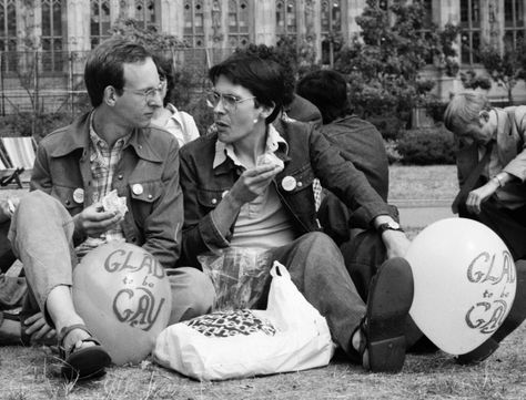 London, 1976 | 31 Timeless Photographs From Pride Celebrations Of The '70s, '80s, And '90s Photos From The 70s, 80s Photography, Houses Of Parliament London, Sylvia Rivera, Victoria Gardens, Paris Is Burning, Pride Week, Lgbt History, Gay Rights