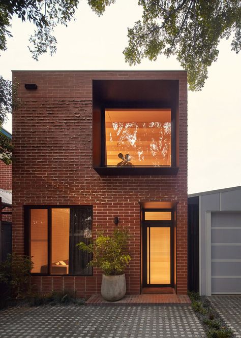 "Oozy mortar" gives textured finish to home in Australia by Studio Roam Red Brick House Exterior, Cottage Extension, Australia House, Wooden Terrace, Small Courtyard Gardens, Timber Ceiling, Red Brick House, Brick Exterior House, The Local Project