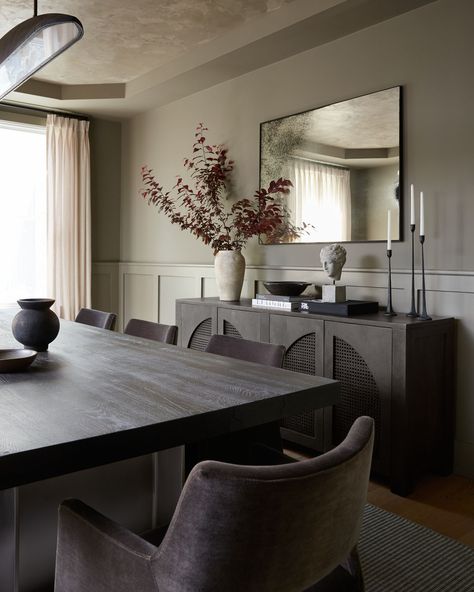 Dining Room With Grey Walls, Modern Mediterranean Dining Room, Dark And Moody Dining Room, Dining Room With Sideboard, Moody Dining Room, Dark Dining Room, Sideboard Decor, Dining Room Sideboard, Dinning Room Design