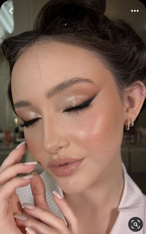 Cool Tone Bridal Makeup, Makeup Looks Quinceanera, Natural Makeup Glitter, Soft Bride Makeup, Sunkissed Makeup Look, Glam Eye Makeup, Shiny Makeup, Pageant Makeup, Sunkissed Makeup