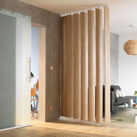 Deavita.fr vous propose une quinzaine d'idées pratiques, mais aussi pleines d'attrait visuel, sur la cloison amovible et le séparateur de pièce ajouré. Que Maggie Centre, Room Deviders, Room Divider Headboard, Small Room Divider, Oak Room, Temporary Room Dividers, Room Divider Bookcase, Fabric Room Dividers, Bamboo Room Divider