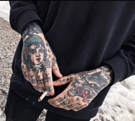 Floral Skull Tattoos, Tatuaje Trash Polka, Tattoo Ideas For Guys, Herren Hand Tattoos, Traditional Hand Tattoo, Skull Hand Tattoo, Hand And Finger Tattoos, Traditional Tattoo Sleeve, Hand Tats