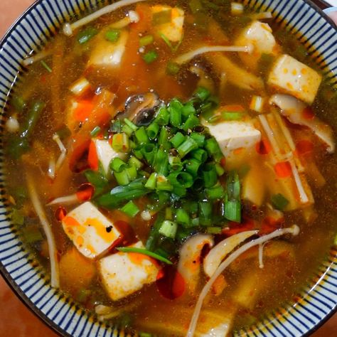 Vegan Hot And Sour Soup Recipe, Vegan Hot And Sour Soup, Vegan Congee, Vegan Miso Ramen, Ramen Easy, Soup Veggie, Remedy For Cold, Ramen Toppings, Ramen Dishes