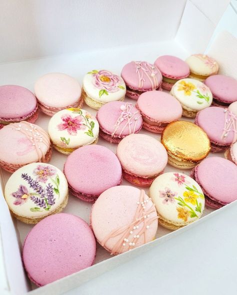 Homemade pink macarons Painted Macarons, Macaron Decoration, Pink Macarons, Bridal Shower Inspo, Macaron Flavors, Afternoon Delight, Bridal Shower Inspiration, Baby Shower Inspiration, Cake Flavors