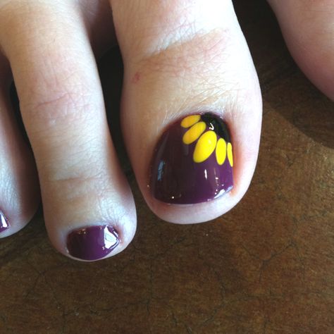 Spring nails Fall Pedicure Designs, Nails Sunflower, Fall Toe Nails, Fall Pedicure, Pedicure Nail Designs, Pedicure Colors, Sunflower Nails, Summer Toe Nails, Pedicure Designs