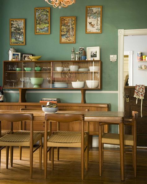 mcm/teak dining room... When I worked at Anthropologie, I bought a table like this and then had to return it because it was too long for small dining space in my apartment. "We'll meet again... don't know where, don't know wheeeen..." Mid Century Dining Room, Casa Retro, Mid Century Modern Dining Room, Dining Room Hutch, Small Kitchens, Green Walls, Mid Century Modern Dining, Mid Century Dining, The Dining Room