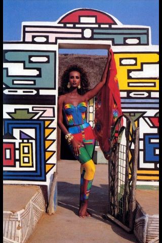 Ndebele is noted as the beginning of African Art here Iman poses in front on a house with Ndebele. The Blacker The Berry, Afrique Art, Afrikaanse Mode, Africa Do Sul, Stella Jean, African Inspired Fashion, Miami Vice, Va Va Voom, Cat Walk