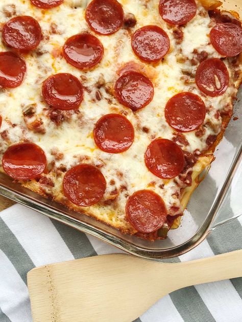 Pepperoni Pizza Casserole Recipe, Pepperoni Pizza Casserole, Pizza Sauces, Pizza Casserole Recipe, Crock Pot Pizza, Easy Casseroles, Hamburger Pizza, Pizza Pepperoni, Supreme Pizza