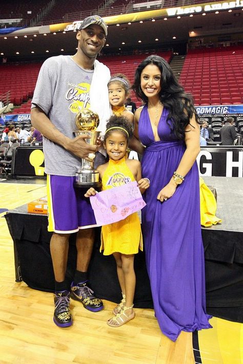 Kobe Bryant & family Kobe Bryant And Wife, Kobe Bryant Daughters, Kobe Mamba, Bryant Lakers, Kobe Bryant Family, Kobe & Gigi, Vanessa Bryant, Kobe Bryant Nba, Kobe Bryant Pictures