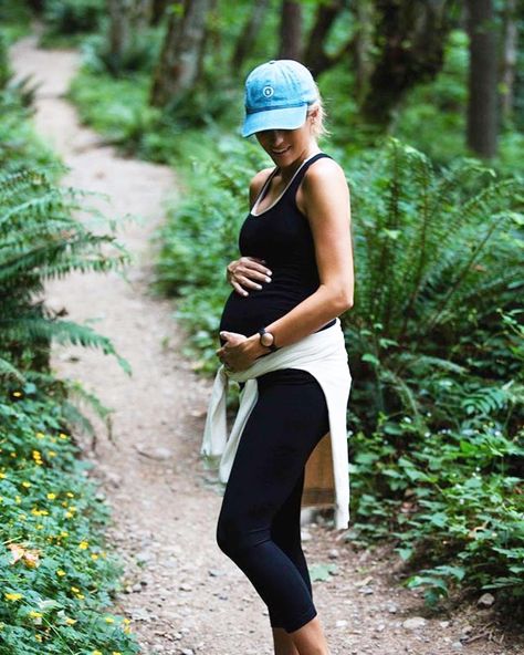 Hiking Tiger Mountain while 21 weeks pregnant with twins NBD. Super mom-to-be @jenkhawkins working on making those goals. #21weeks #twins #poopoopoint #tigermountain 21 Weeks Pregnant, Wander Outfit, Tiger Mountain, Pregnant With Twins, Camping Photography, Cute Maternity Outfits, Vacay Outfits, Twin Pregnancy, Weeks Pregnant