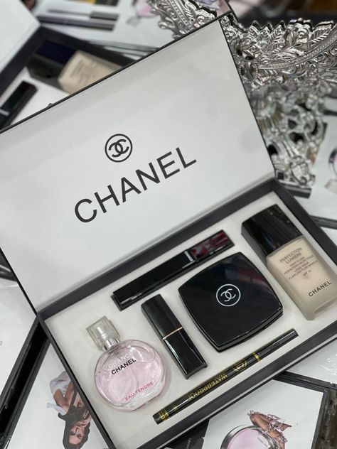 Koleksi Makeup, Classy Purses, Chanel Cosmetics, Best Gift Baskets, Chanel Perfume, Chanel Makeup, Dior Makeup, Perfume Lover, Makeup Gift