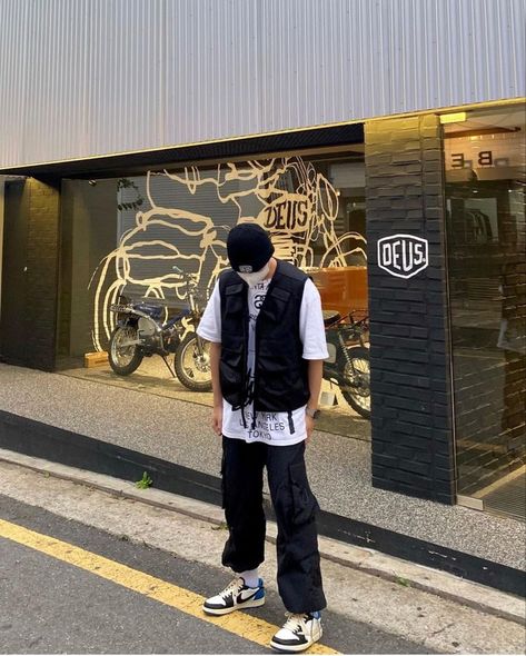 Japan Outfit Ideas Men, Japan Aesthetic Outfit Men, Japan Street Fashion Men, Utility Vest Outfit Streetwear, Utility Vest Outfit Men, Sydney Outfits, Frugal Aesthetic, Ootd Vest, Japanese Streetwear Mens