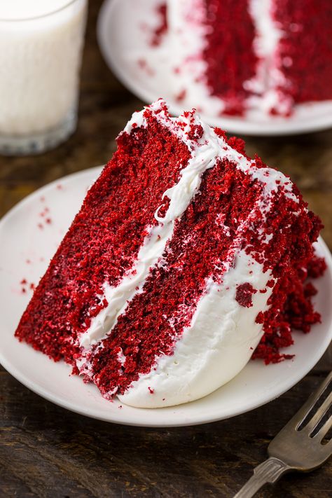 The PERFECT Red Velvet Cake with Cream Cheese Frosting! Extremely moist, fluffy, full of flavor and so beautiful. Perfect for parties and special occasions! Icing For Red Velvet Cake, Cake Without Cream, Homemade Red Velvet Cake, Best Red Velvet Cake, Bolo Red Velvet, Cheesecake Oreo, Cake Light, Red Velvet Cupcake, Velvet Cake Recipes