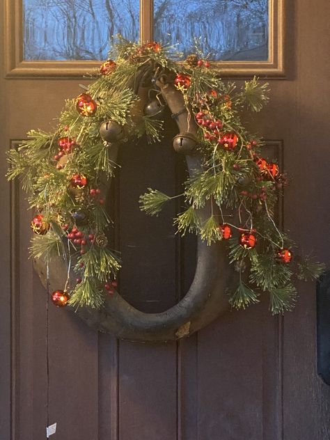 Horse Harness Decor Ideas, Horse Collar Decor Ideas, Horse Collar Decor, Collar Ideas, Horse Wreaths, Horse Harness, Winter Vibes, Winter Crafts, Flower Arrangement