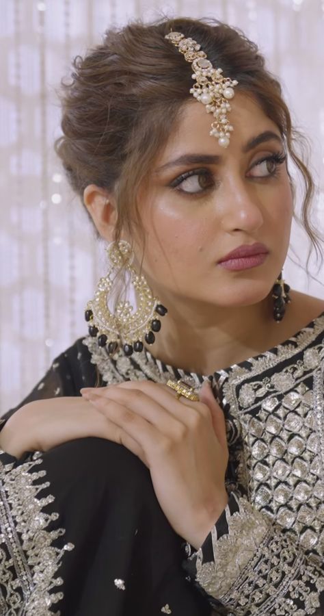 Sajal Aly Hairstyles, Shaadi Hairstyles, Hairstyles For White Women, Christian Hairstyles, Nikah Bride, Pakistani Makeup Looks, Pakistani Makeup, Bollywood Makeup, Sajjal Ali