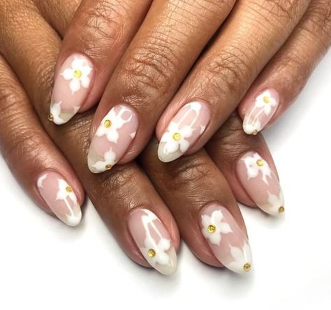 Check out these awesome flower nails, flower nail designs, flower nail art, and flower nails abstract. These are the prettiest flower nails of the season! #flowernails #flowernaildesigns Flower Design Nails, Pale Nails, Sheer Polish, Abstract Nails, Claw Nails, Flower Nail Designs, Flower Soft, Design Nails, Trendy Flowers