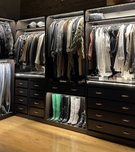 Big Closet Luxury Aesthetic, Dr Closet Ideas, Closet Room Lighting, Giant Closet Aesthetic, Black Bougie Aesthetic, Big Wardrobe Aesthetic, Closet For Couples, Pants Hanger Ideas, Dark Closet Aesthetic