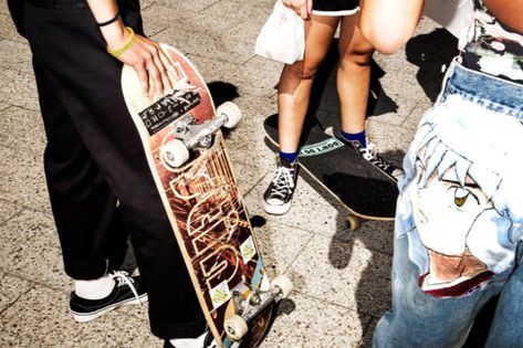 Skate Kitchen Aesthetic, Skate Group Aesthetic, Two People Skateboarding, Skate Kitchen, Skater Photography, Friend Group Skateboarding, Someone Skateboarding, Skateboard Film Photography, Vintage Skateboarding Photos