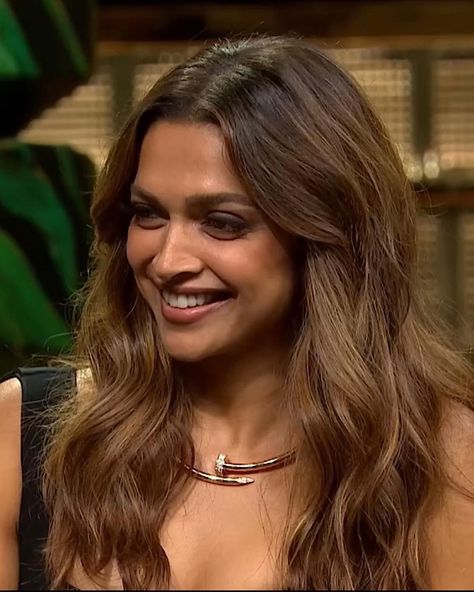 Brunette Hair Indian Skin, Deepika Padukone Brown Hair, Deepika Padukone Hair Color Highlights, Indian Hair Brown Highlights, Deepika Padukone Highlights Hair, Deepika Padukone Hair Colour, Hair Colours Indian Skin, Kiara Advani Hair Color, Kriti Sanon Hair Color