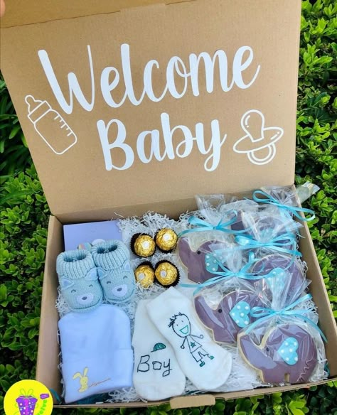 New Born Gifts Packing Ideas, Simple Hampers Ideas, Regalos Para Baby Shower Ideas, Regalos Baby Shower Originales, Baby Hamper Ideas, Diaper Gifts, Fun Baby Announcement, Baby Shower Baskets, Baby Shower Deco