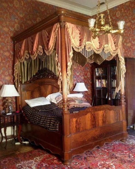 Love that feminine lace canopy! Vintage Bedroom Ideas Victorian, Victorian Bed, Gothic Room, Bedroom Victorian, Victorian Home Interior, Victorian Home Decor, Victorian Bedroom, Victorian Interior, Victorian Interiors