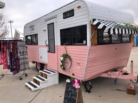 Camper Store Design, Camper Boutique Mobile Shop, Boutique Camper, Camper Boutique, Mobile Boutiques, Small Business Ideas Products, Clothing Boutique Ideas, Caravan Shop, Boutique Layout