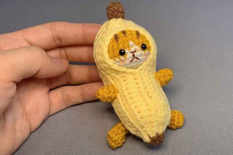 Banana Keychain, Crochet Cat Amigurumi, Keyring Crochet, Crochet Cats, Crochet Stuffies, Banana Cat, Crochet Keychains, Banana Pattern, Crochet Cute