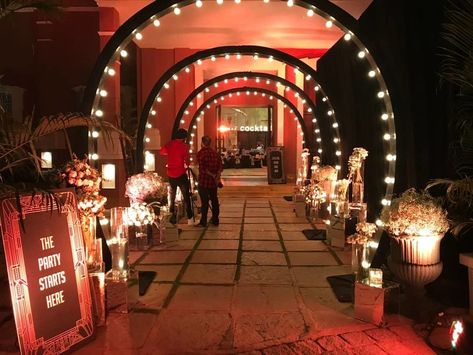 Banquet Entrance Decoration, Entrance Walkway Ideas, Lights Prom, Passage Decor, Entrance Decor Ideas, Entrance Walkway, Bollywood Night, Wedding Walkway, Freshers Party