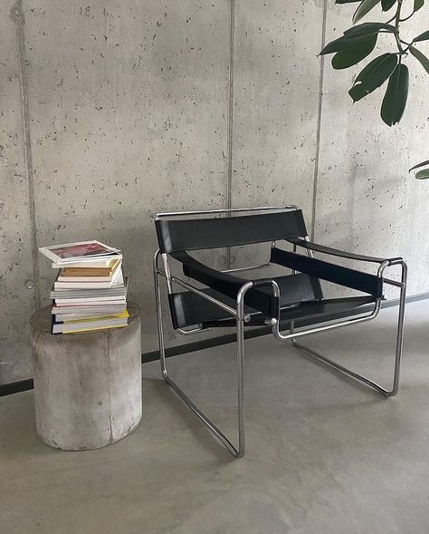 Bauhaus Interior, Wassily Chair, Interior Minimalista, Bauhaus Design, Minimal Modern, Trendy Clothes, Humble Abode, Minimalist Interior, Interior Inspo