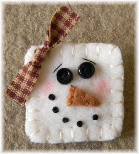 Diy Schneemann, Felt Fish, Felt Ornaments Patterns, Felt Crafts Christmas, Quilled Creations, Christmas Felt, Snowman Ornament, Holiday Crafts Christmas, Snowman Crafts