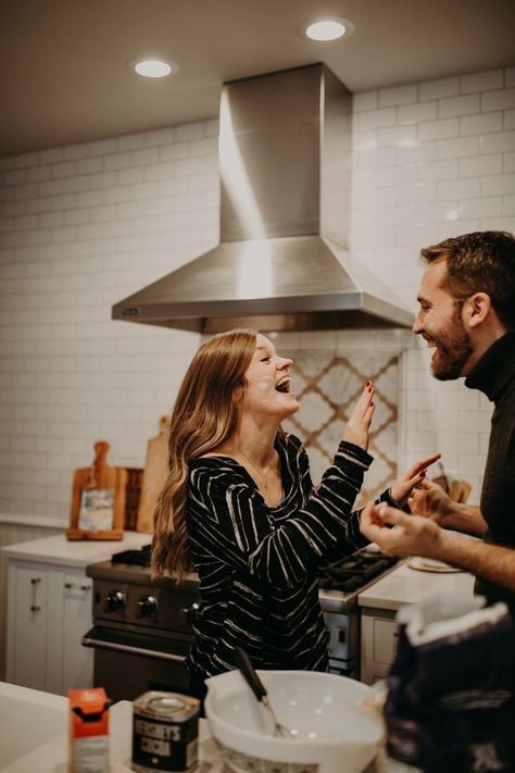 Home Photoshoot Ideas Couple, Airbnb Photoshoot Ideas, Kitchen Photoshoot Ideas, Couple In Kitchen, Sweet Home Aesthetic, Aesthetic Decoration Ideas, Cute Airbnb, Cozy Photos, Lifestyle Photography Couples