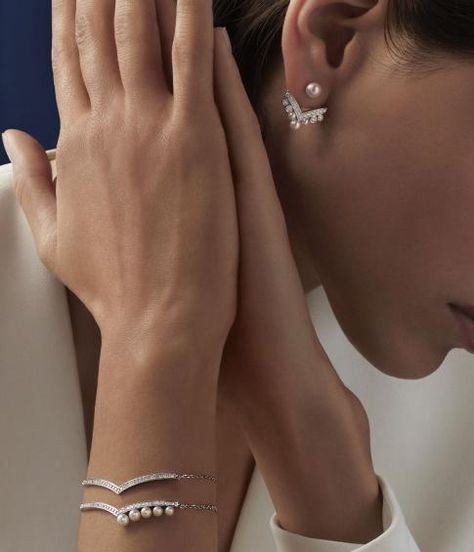 The historical and the contemporary unite in Chaumet’s new ‘Joséphine Aigrette’ collection, which teases Akoya cultured pearls into arresting and modern silhouettes. Pearls have long held a place in the house’s designs, and were a favourite of Empress Joséphine. Exceptional pearl pieces in the archives include Joséph Chaumet’s ‘Curvilinear’ tiara, circa 1930, as well as the ‘Bowknot’ corsage ornament he created in 1922. ‘The new pieces of the “Joséphine” pearls collection take their inspiration Jewelry Commercial, Lady Poses, Jewelry Photoshoot, White Gold Set, Pearl Collection, Vs Diamond, Slippers For Girls, Classy Jewelry, Jewelry Model