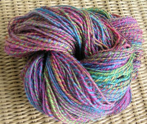 Look at this gorgeous fractal-spun yarn on "Knitting before Knitting was Cool." This was used to make the mittens in the next photo. Fractal Spinning, Spinning Wool, Spinning Yarn, Spinning Wheel, Handspun Yarn, Fiber Arts, Fiber Optic, Hand Spinning, Natural Dyes