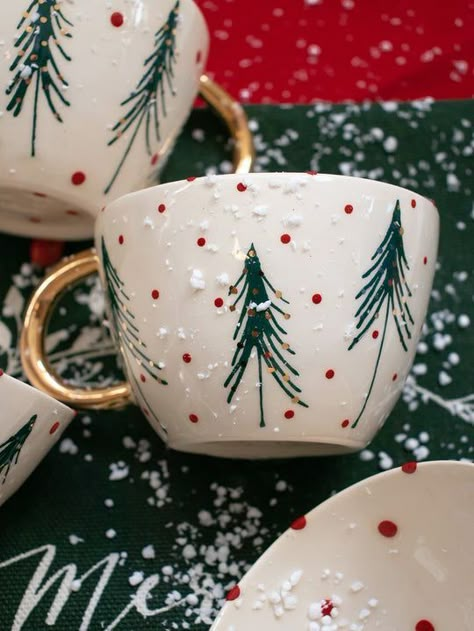 Diy Christmas Mugs, Mug Noel, Holiday Pottery, Diy Keramik, Mug Painting, Ceramic Cafe, Christmas Pottery, Ceramic Christmas Decorations, Diy Pottery Painting